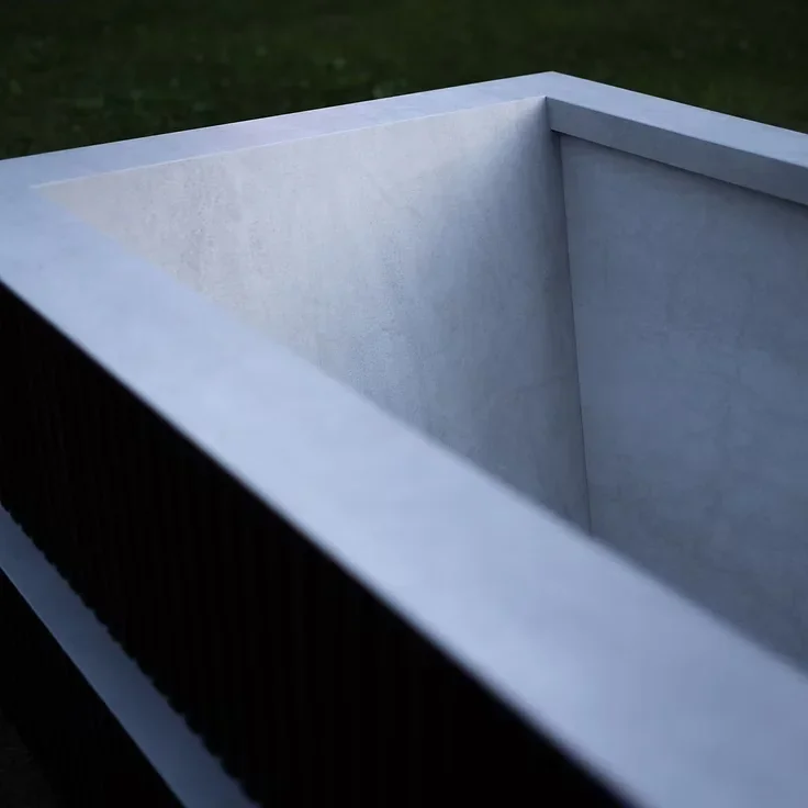 Banheira de imersão fria Nordic Vitality em pedra clara com ripado escuro, no exterior