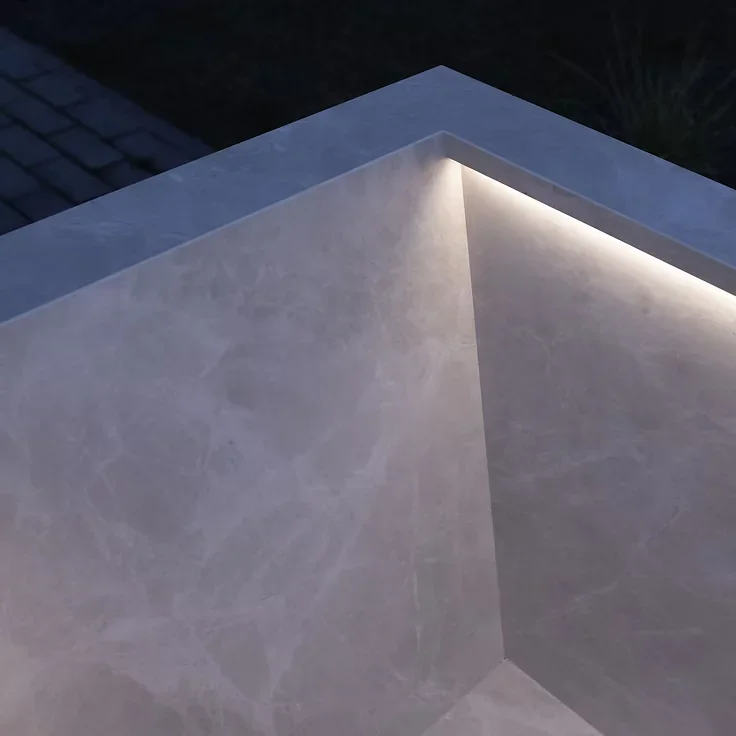Interior em mármore cinzento-claro de uma banheira de imersão Nordic Vitality, com iluminação LED