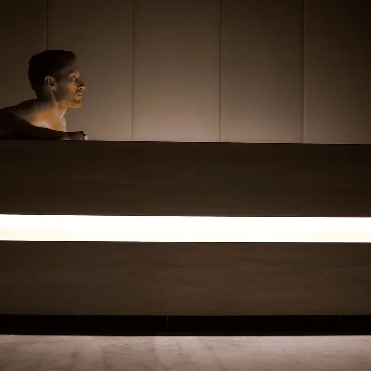 Homem num banho de gelo, numa banheira de imersão fria Nordic Vitality com iluminação LED