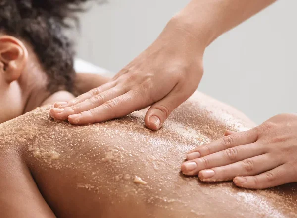Esfoliação corporal num tratamento de spa, a limpeza do corpo como benefício do banho japonês