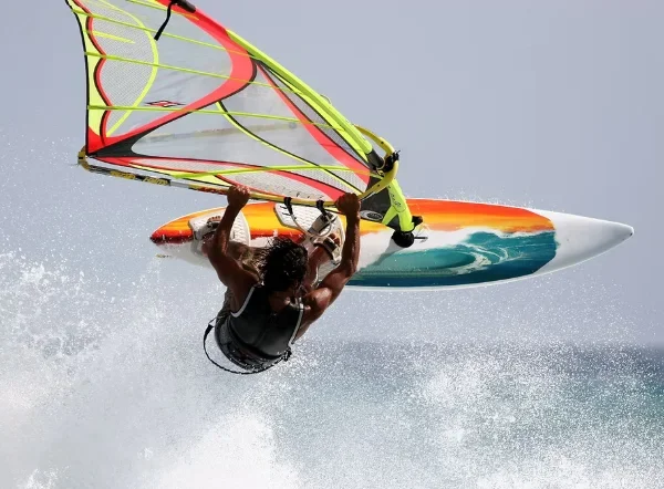 Praticante de windsurf a saltar uma onda, a energia e o estado de alerta como benefícios do banho japonês