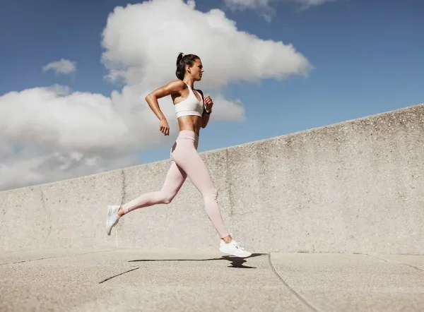 Mulher a correr ao ar livre, a queima de calorias como benefício do banho japonês