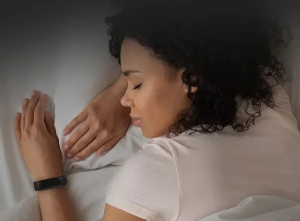 Mulher a dormir tranquilamente, o relaxamento e o sono profundo como benefícios do banho japonês