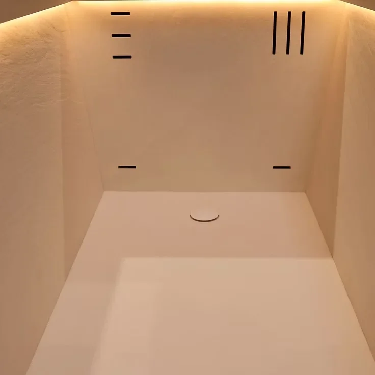 Interior da banheira de imersão BJÖRN em Ardesia Bianco, com iluminação LED embutida