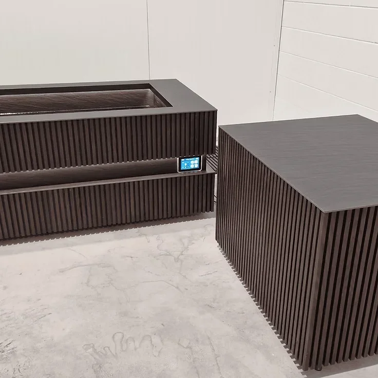 Banheira de imersão BJÖRN em Thermo Ash e Ardesia Nero, com painel de controlo digital e módulo técnico