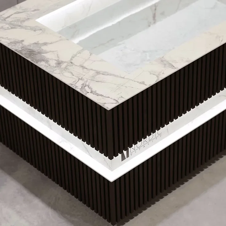 Banheira de imersão BJÖRN em Thermo Ash e Invisible White, com ripado escuro e iluminação LED