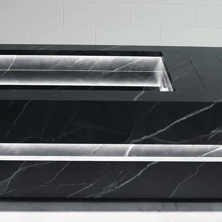 Banheira de imersão LOKI em mármore Calacatta Black, com iluminação LED