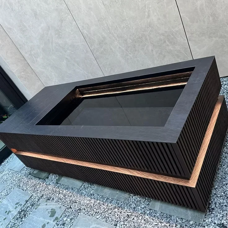 Banheira de imersão fria Nordic Vitality LOKI em Thermo Ash e Ardesia Nero, com ripado de madeira e iluminação LED, no exterior