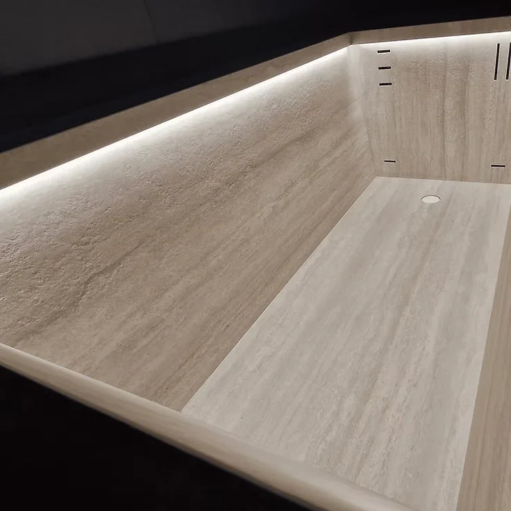 Interior da banheira japonesa LOKI em Travertino Beige, com iluminação LED