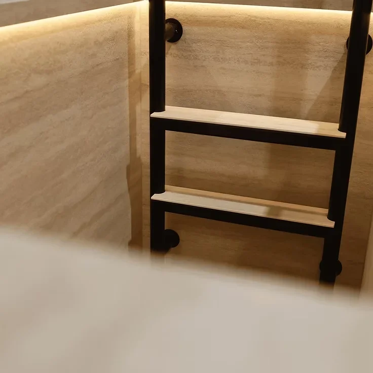 Escada interior da banheira de imersão THOR em Travertino Beige, com iluminação LED
