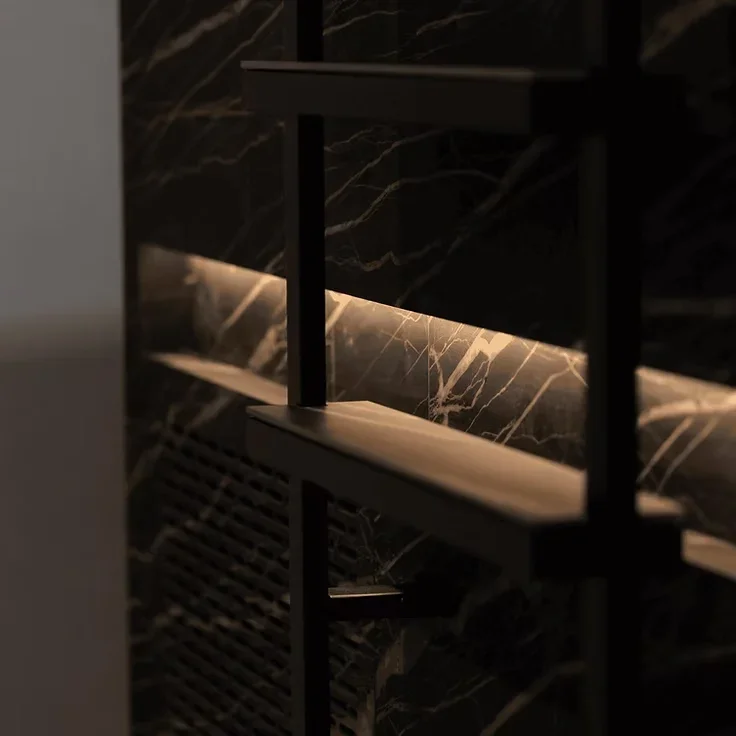 Escada em metal preto e acabamento Noir Désir de uma banheira de imersão THOR, com luz LED