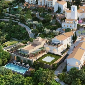 Vista aérea de resort de luxo no topo da colina com piscinas exteriores e terraços