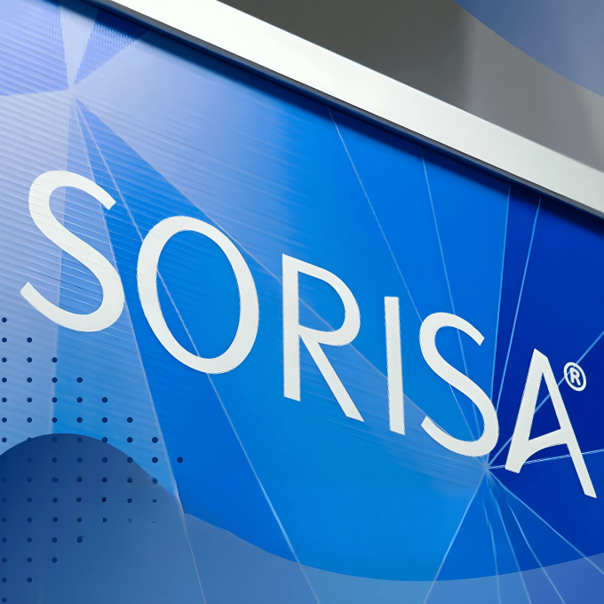 Logótipo da marca Sorisa em branco sobre fundo azul com detalhes gráficos